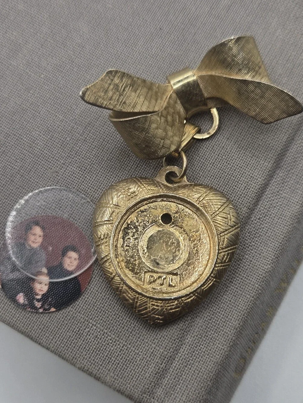 Vintage Gold Dangling Heart Bow Photo Brooch Pin VTG PTL Locket Shape Romantic